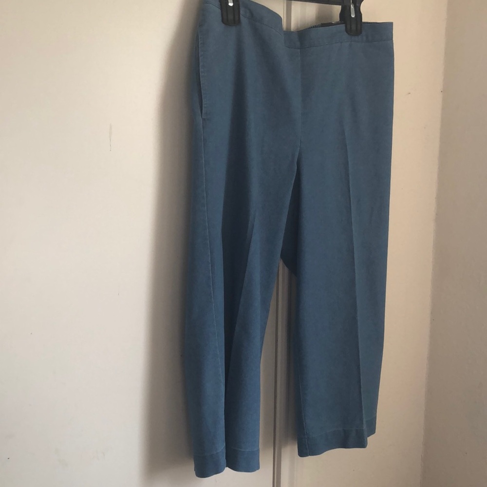 🆕 NWT Denim ankle crop capris . Never worn.